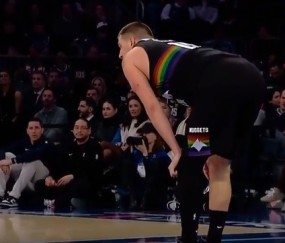 让人揪心！约基奇无对抗应力性摔倒&amp;掘金喊暂停 好在无碍继续打