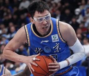 周琦第四节没有出战，全场出战18分钟得到5分9篮板1抢断2帽